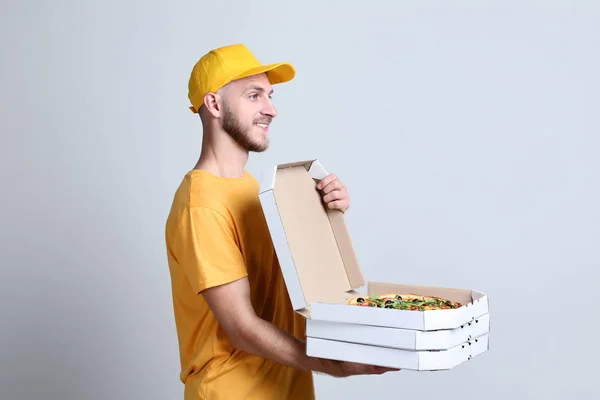 Levering Man Met Pizza Kartonnen Doos Grijze Achtergrond — Stockfoto