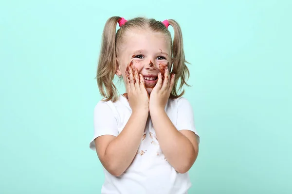 Щаслива Маленька Дівчинка Шоколаді Ятному Фоні — стокове фото