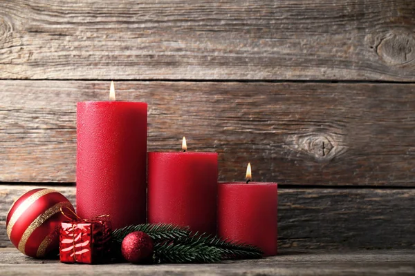 Χριστουγεννιάτικα Κεριά Κλαδιά Ελάτου Και Στολίδια Στο Ξύλινο Τραπέζι — Φωτογραφία Αρχείου