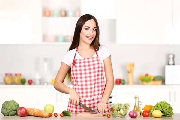 Bella Donna Che Cucina Insalata Cucina — Foto Stock