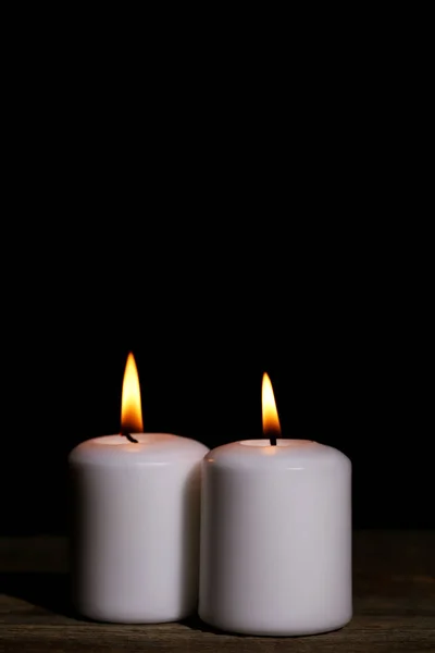 Witte Kaarsen Branden Zwarte Achtergrond — Stockfoto