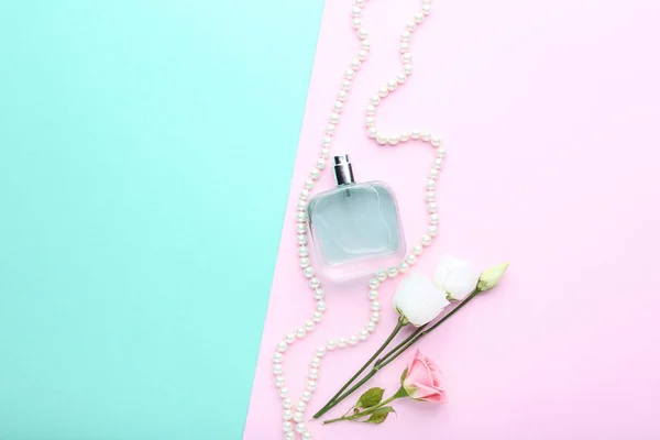 Frasco Perfume Com Flores Sobre Fundo Colorido — Fotografia de Stock