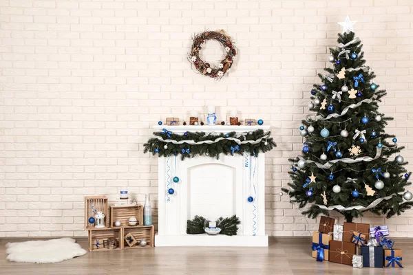 Caminetto Decorato Vicino Albero Natale Sfondo Muro Mattoni — Foto Stock