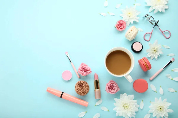 Flores Con Taza Café Cosméticos Maquillaje Sobre Fondo Azul — Foto de Stock