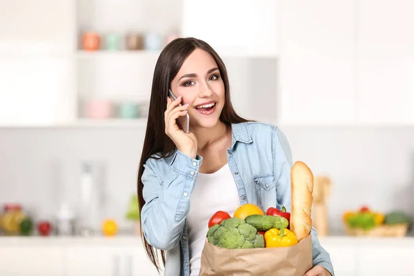 Mulher Bonita Cozinha Com Saco Compras Supermercado Smartphone — Fotografia de Stock