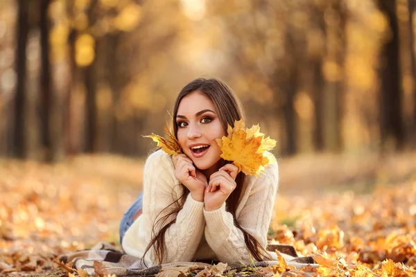 Mooie Vrouw Met Esdoorn Bladeren Liggend Grond Herfst Park — Stockfoto