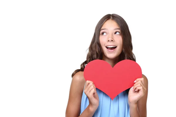 Молодая Девушка Держит Красную Бумагу Сердце Белом Фоне — стоковое фото