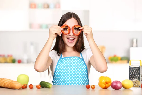 Mulher Bonita Segurando Fatias Pimenta Frente Dos Olhos Cozinha — Fotografia de Stock