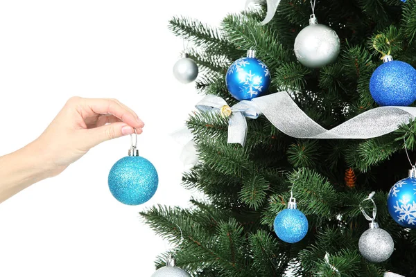 Vrouwelijke Hand Opknoping Bauble Speelgoed Kerstboom — Stockfoto