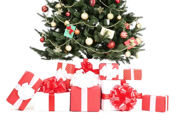 Árbol Navidad Con Decoraciones Cajas Regalo Sobre Fondo Blanco —  Fotos de Stock