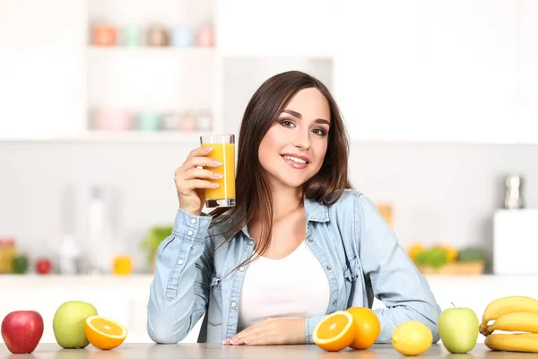 Mooie Vrouw Met Glas Jus Orange Fruit Zitten Keuken — Stockfoto