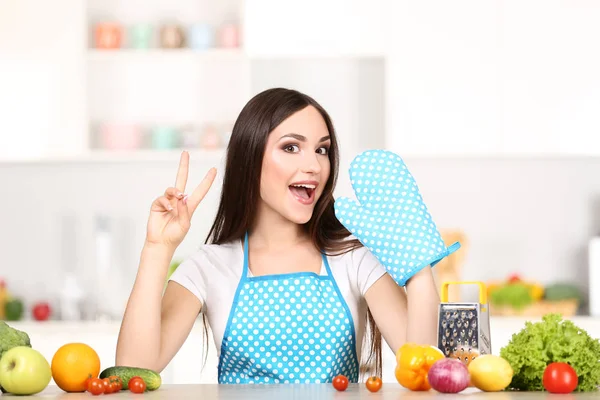 Wanita Cantik Memasak Makanan Dapur — Stok Foto