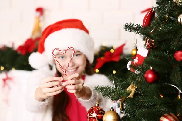 Menina Com Doces Perto Árvore Natal Casa — Fotografia de Stock