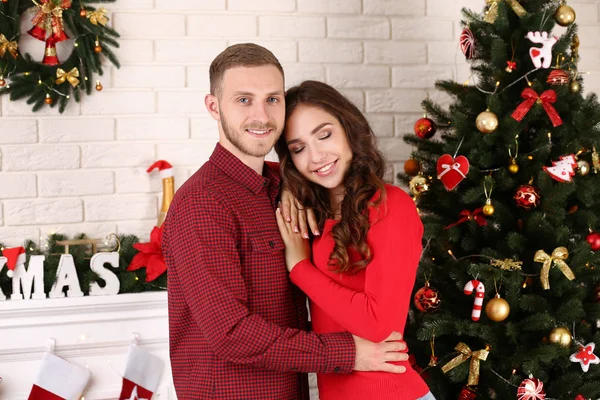 Feliz Jovem Casal Casa Perto Árvore Natal — Fotografia de Stock