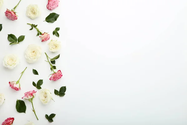 Αυξήθηκε Λουλούδια Πράσινα Φύλλα Λευκό Φόντο — Φωτογραφία Αρχείου
