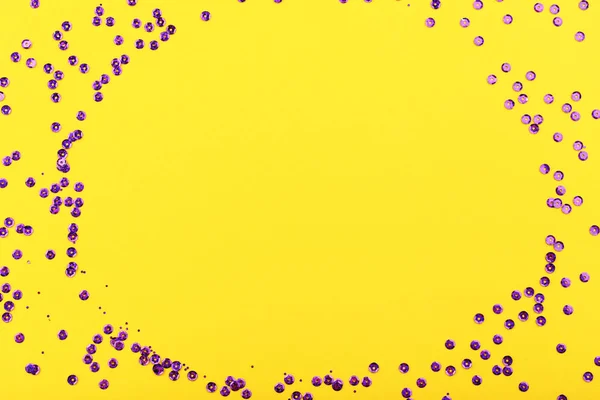 Lentejuelas Redondas Púrpura Sobre Fondo Amarillo — Foto de Stock
