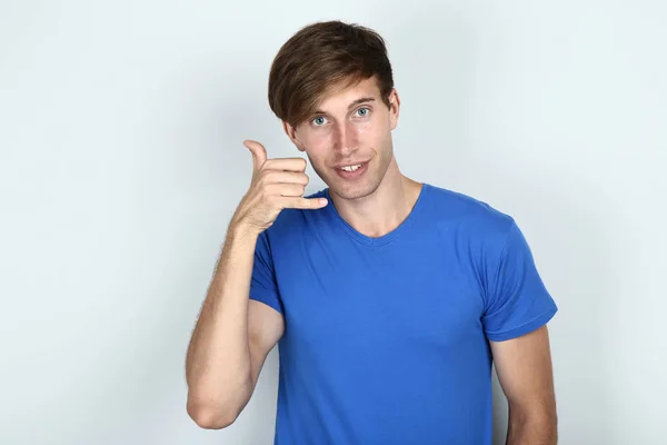 Hombre Joven Camiseta Azul Mostrando Cartel Del Teléfono Sobre Fondo —  Fotos de Stock