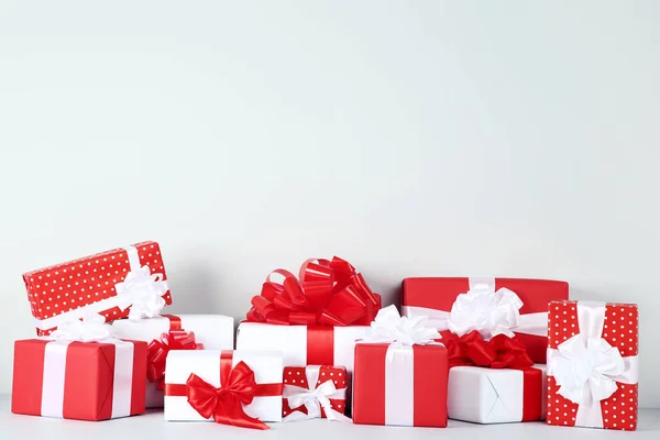 Scatole Regalo Con Nastro Sfondo Grigio — Foto Stock