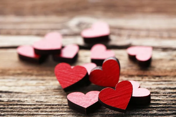 Kahverengi Masada Kırmızı Ahşap Kalpler — Stok fotoğraf