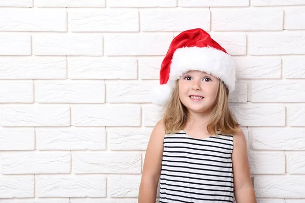 Menina Santa Chapéu Fundo Parede Tijolo — Fotografia de Stock