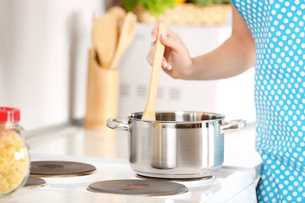 Kadın Mutfakta Yemek Pişiriyor — Stok fotoğraf