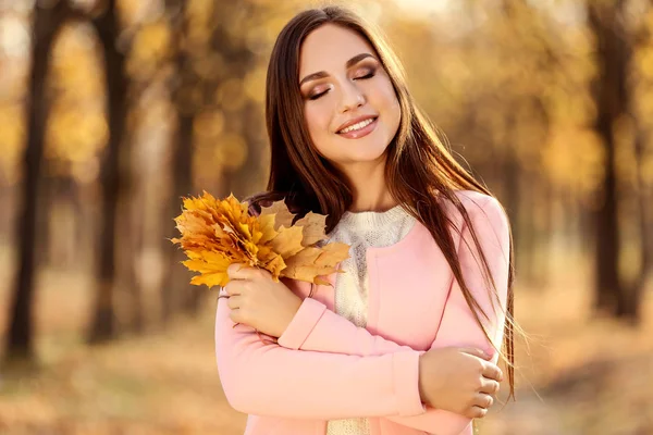 Mooie Vrouw Met Esdoorn Bladeren Herfst Park — Stockfoto