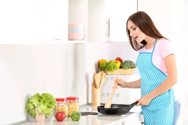 Giovane Donna Che Cucina Cena Cucina — Foto Stock