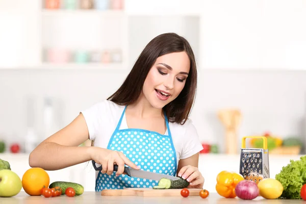 Bella Donna Taglio Cetriolo Cucina — Foto Stock