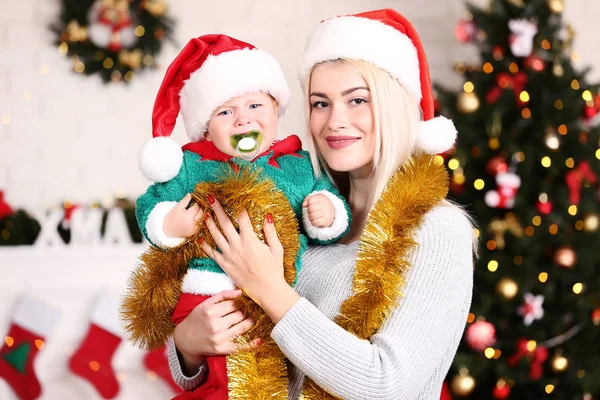 Madre Figlio Cappelli Babbo Natale Celebrano Natale Casa — Foto Stock