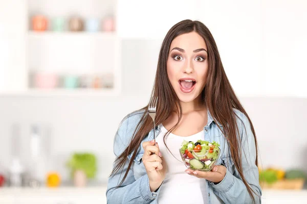 Mooie Vrouw Frisse Salade Eten Keuken — Stockfoto