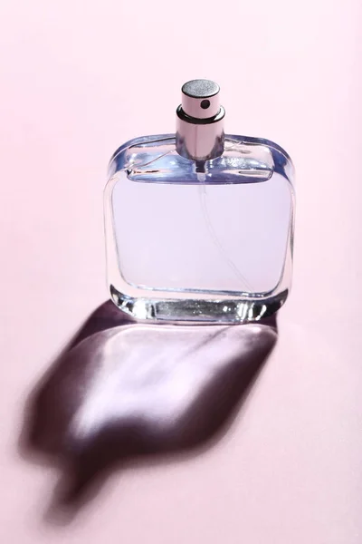 Frasco Perfume Sobre Fondo Rosa —  Fotos de Stock