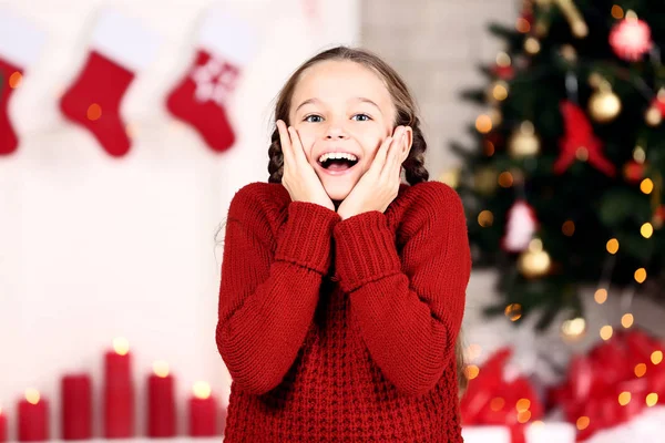 Menina Camisola Vermelha Perto Árvore Natal Casa — Fotografia de Stock