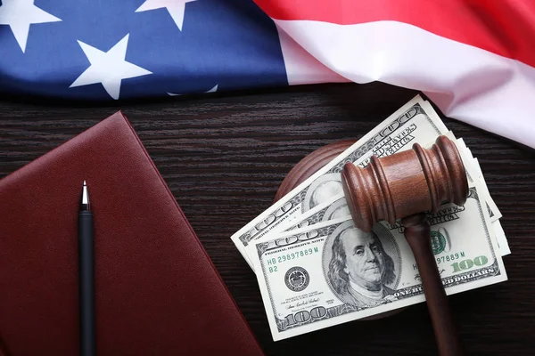 Martelo Juiz Com Dólares Bandeira Americana Livro Mesa Madeira — Fotografia de Stock