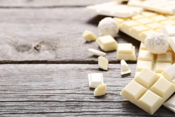 Schokoladenstücke Und Kokosbonbons Auf Holztisch — Stockfoto