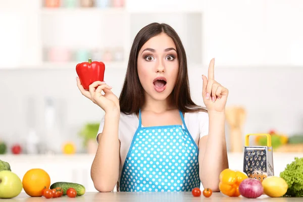 Wanita Cantik Memasak Makanan Dapur — Stok Foto