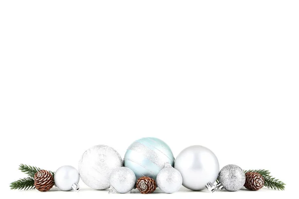 Zilveren Kerstballen Met Kegels Geïsoleerd Witte Achtergrond — Stockfoto