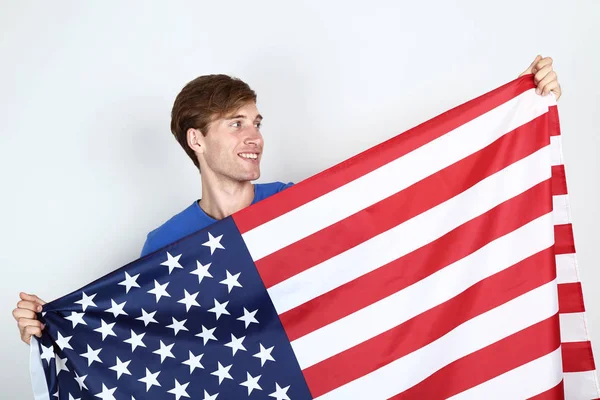 Knappe Jonge Man Houden Van Een Amerikaanse Vlag Grijze Achtergrond — Stockfoto