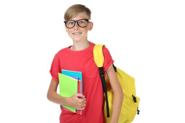 Dizüstü bilgisayarlar ve sırt çantası beyaz arka plan üzerinde genç çocuk