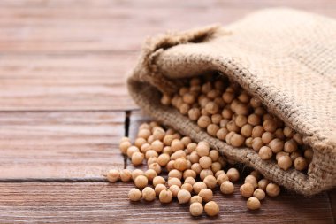 Kahverengi ahşap masa üstünde çul nohut