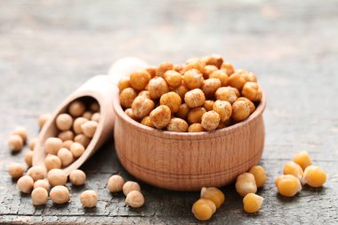 Kavrulmuş ve kuru nohut gri ahşap tablo