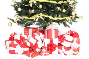 Dekorasyon ve beyaz arka plan üzerinde hediye kutuları ile Noel ağacı