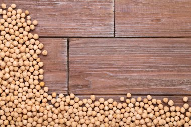 kahverengi ahşap masa üzerinde çiğ nohut