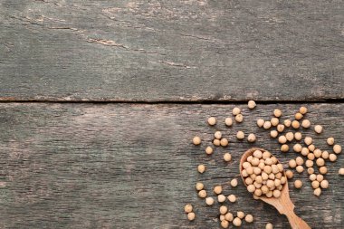 Gri ahşap masa kaşık nohut