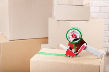 Dağıtıcı ile karton kutular