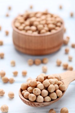 Kaşık ve ahşap masa kase nohut