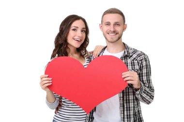 Beyaz arka plan üzerinde izole kırmızı kağıt kalp ile güzel genç çift
