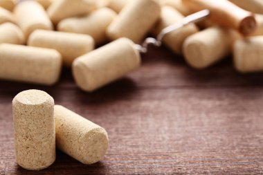 Kahverengi ahşap masada şarap mantarları