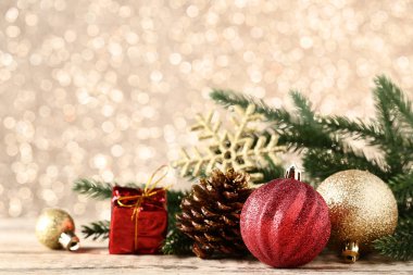 Noel baubles koniler ve köknar ağacı dalları bokeh arka plan üzerinde
