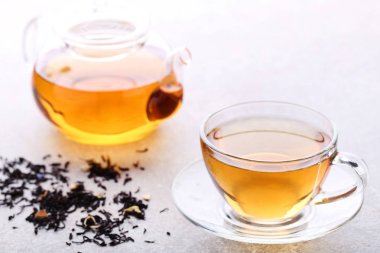 Çay ile kuru yapraklar ve çaydanlık