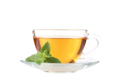 çay nane ile izole üzerinde beyaz arka plan bırakır
